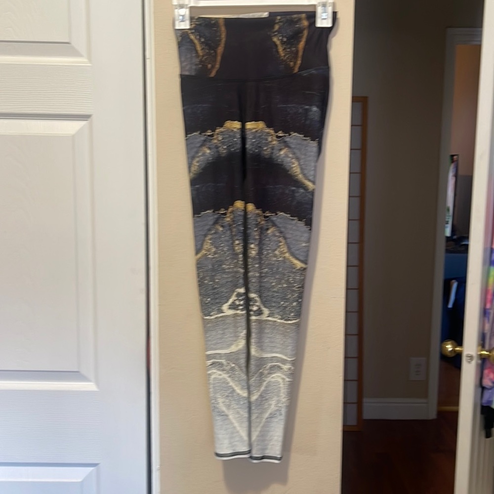 Niyama Sol Barefoot Full Length Athletic Leggings Size small